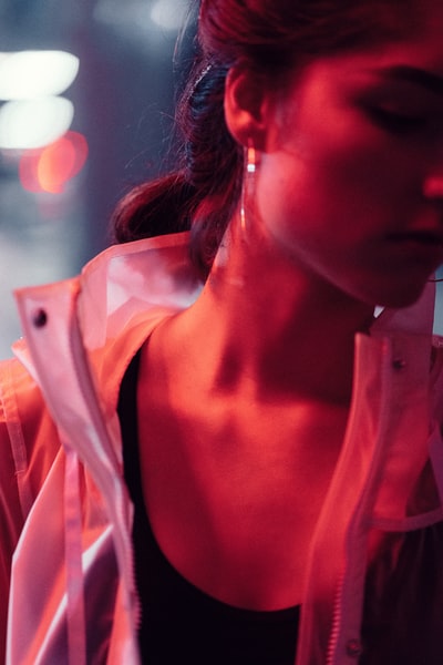 穿白色夹克的女人看了看她的左边